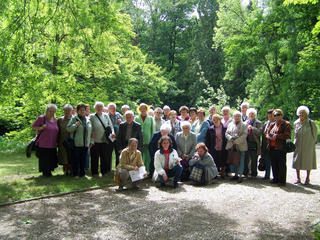 Csoportkép az arborétumban