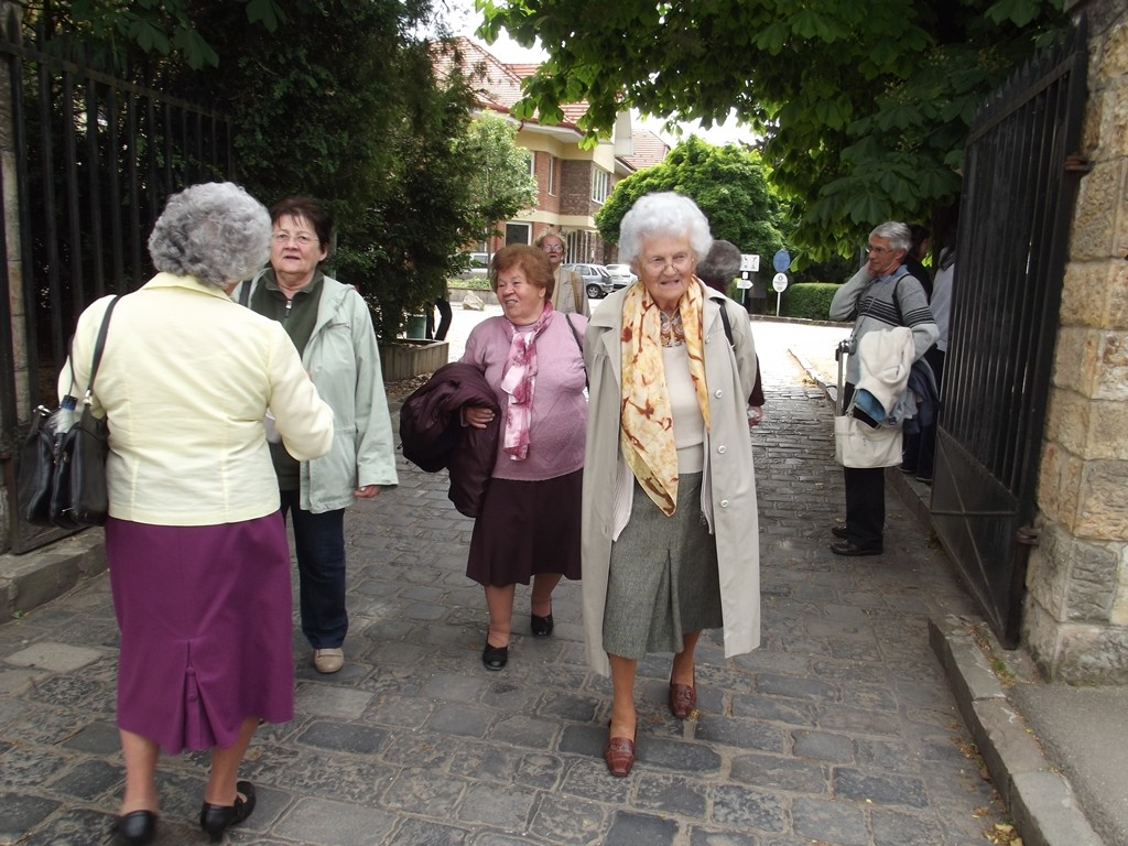 Az arborétum bejáratánál 