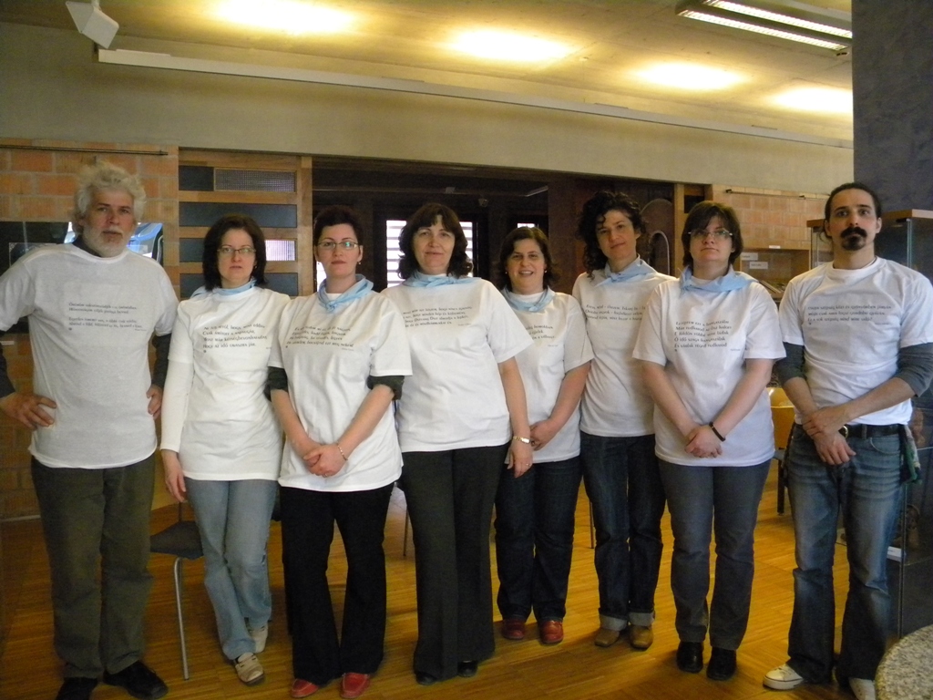 Könyvtárosok versidézetes pólóban