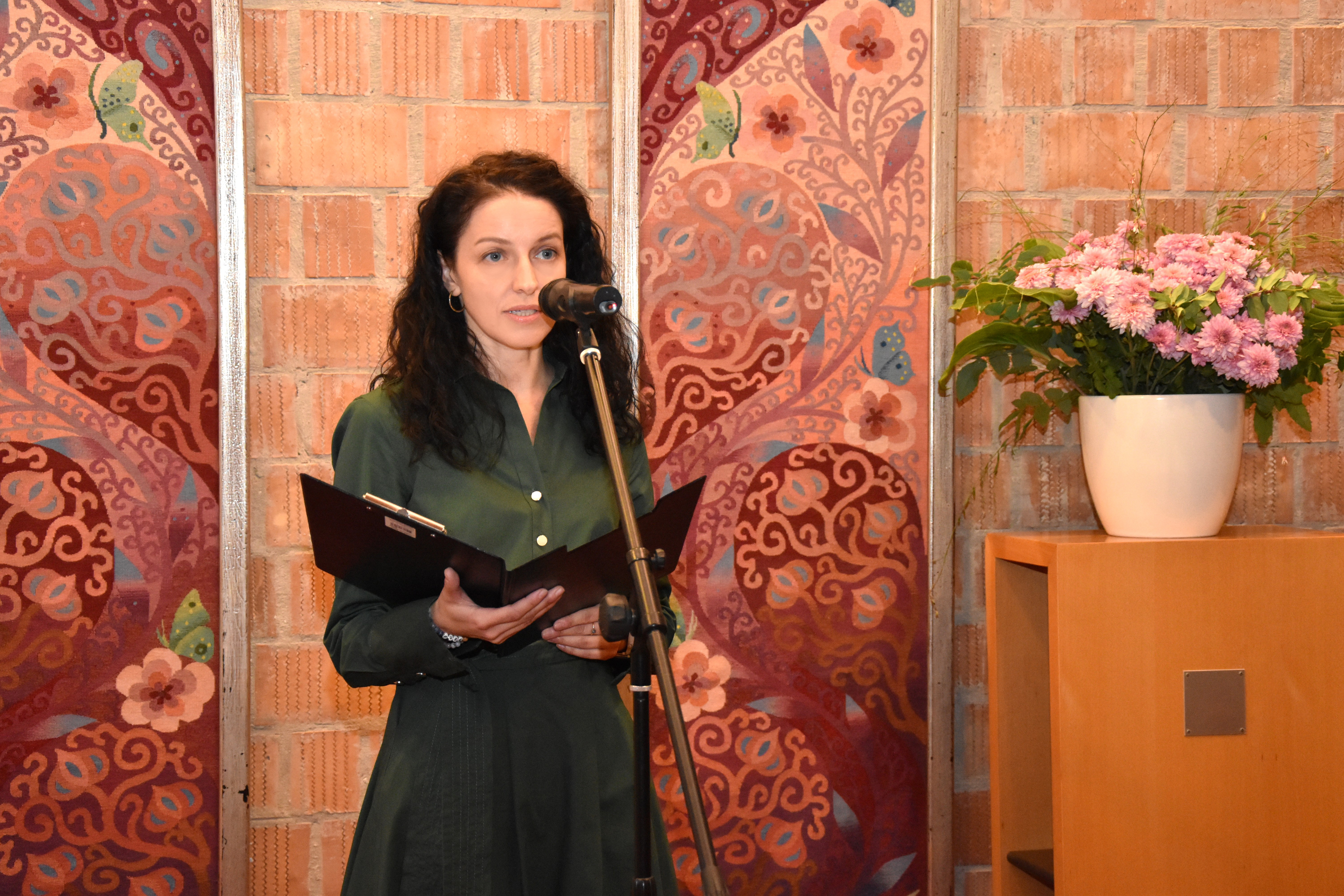 Csató Zsófia felolvassa a díjazott műveket