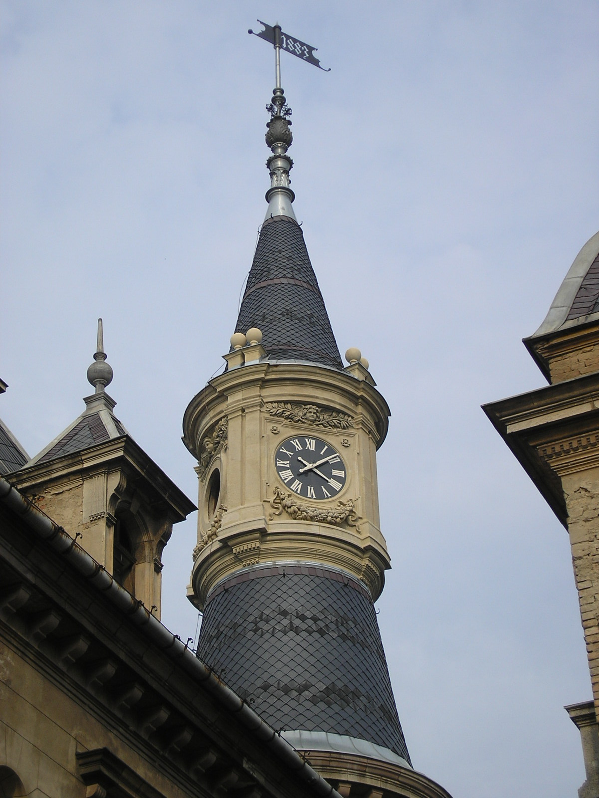 Óratorony felújítva.