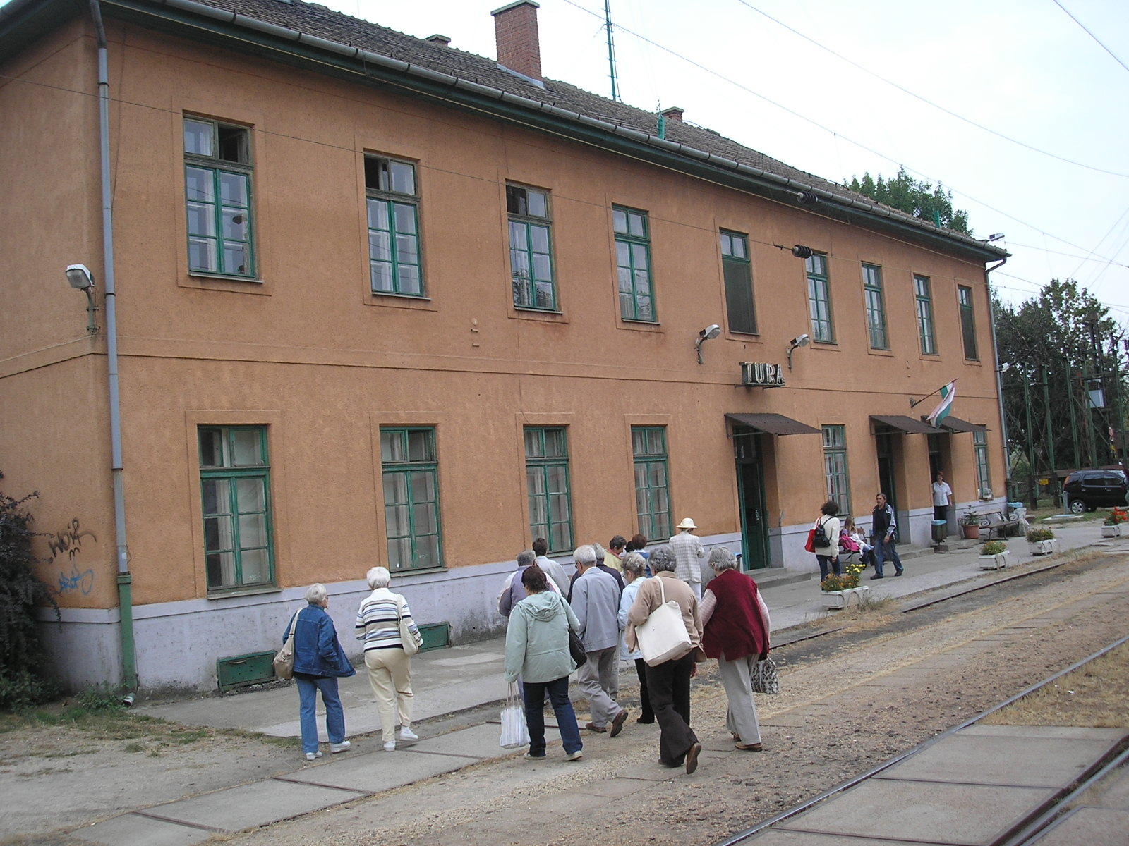 Megérkezés a turai vasútállomásra.