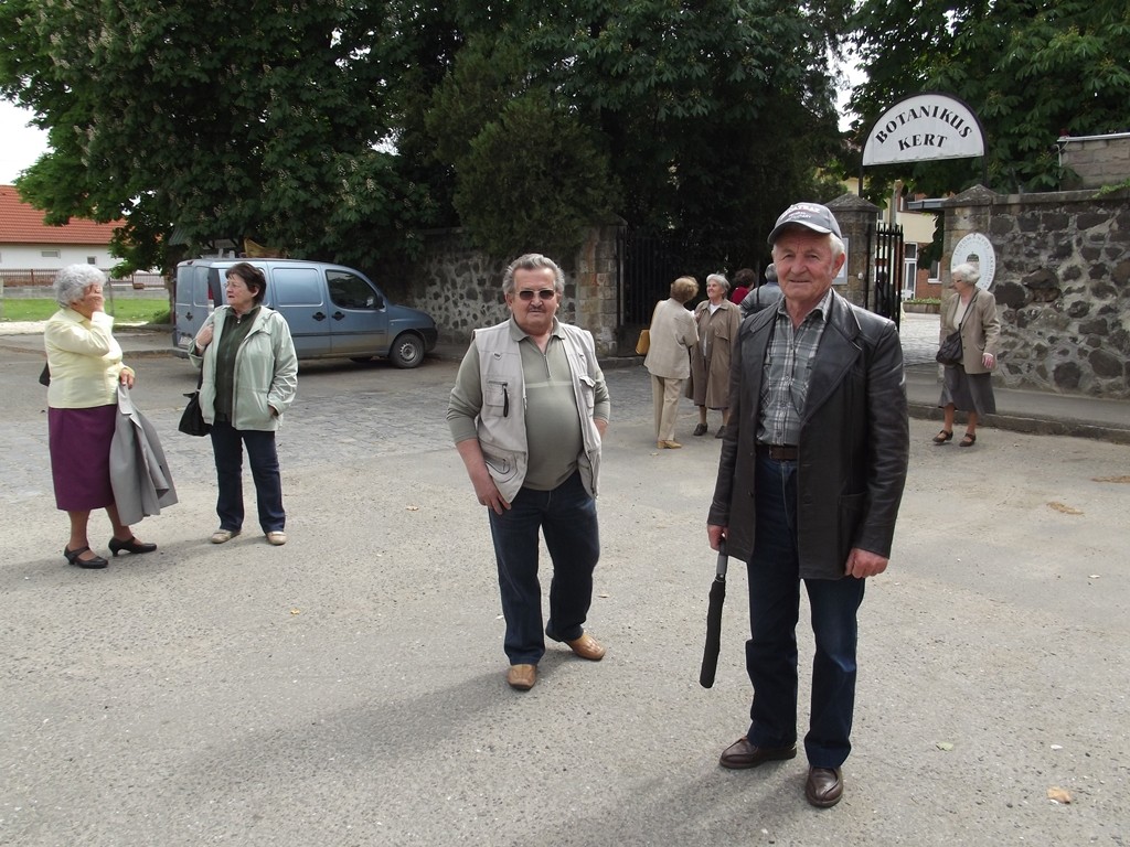 Az arborétum bejáratánál 