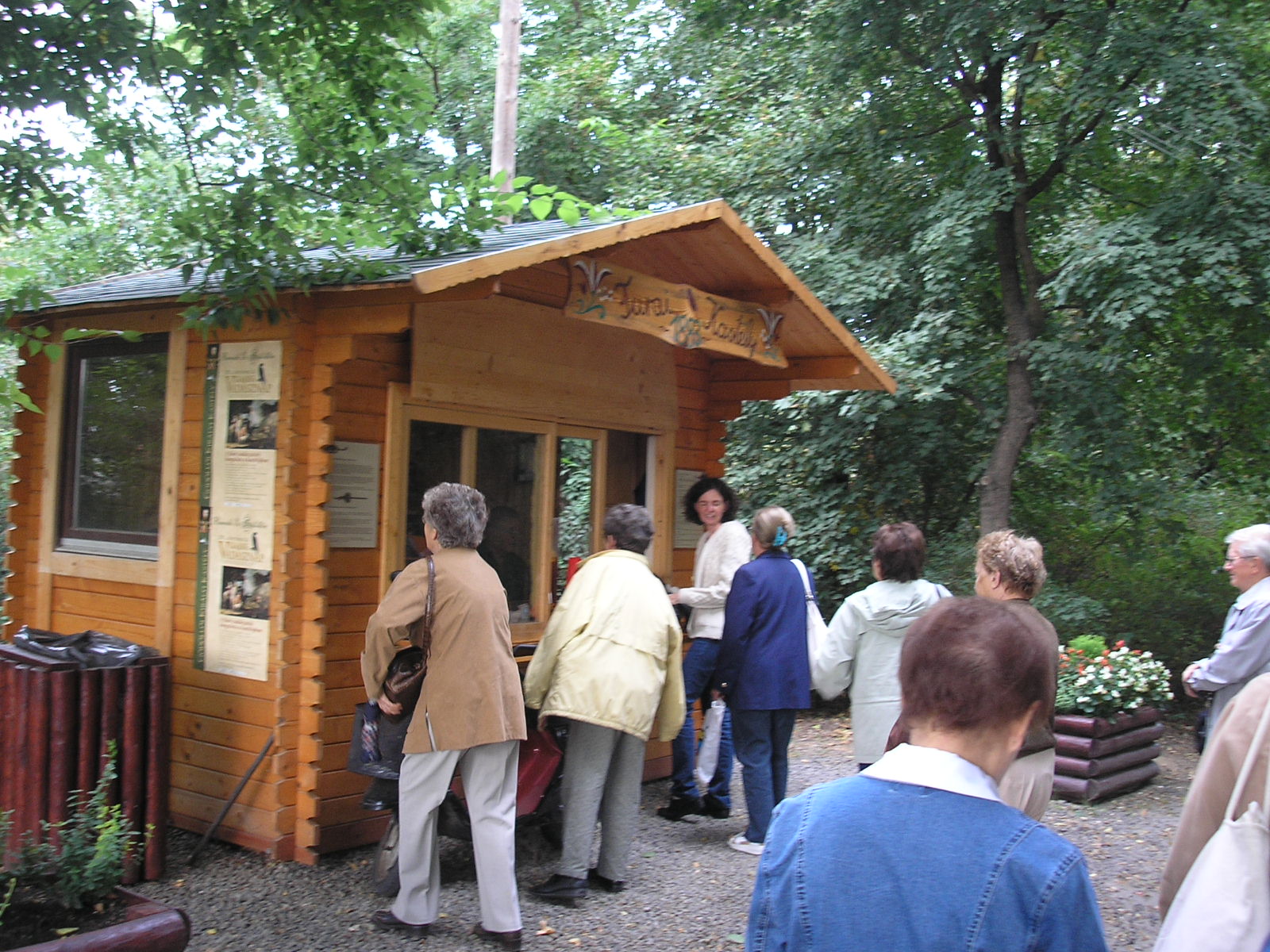 Csoportunk egy része a pénztár előtt.