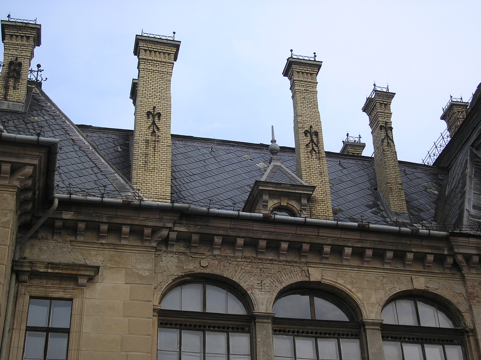 Díszes tégla-kémények.