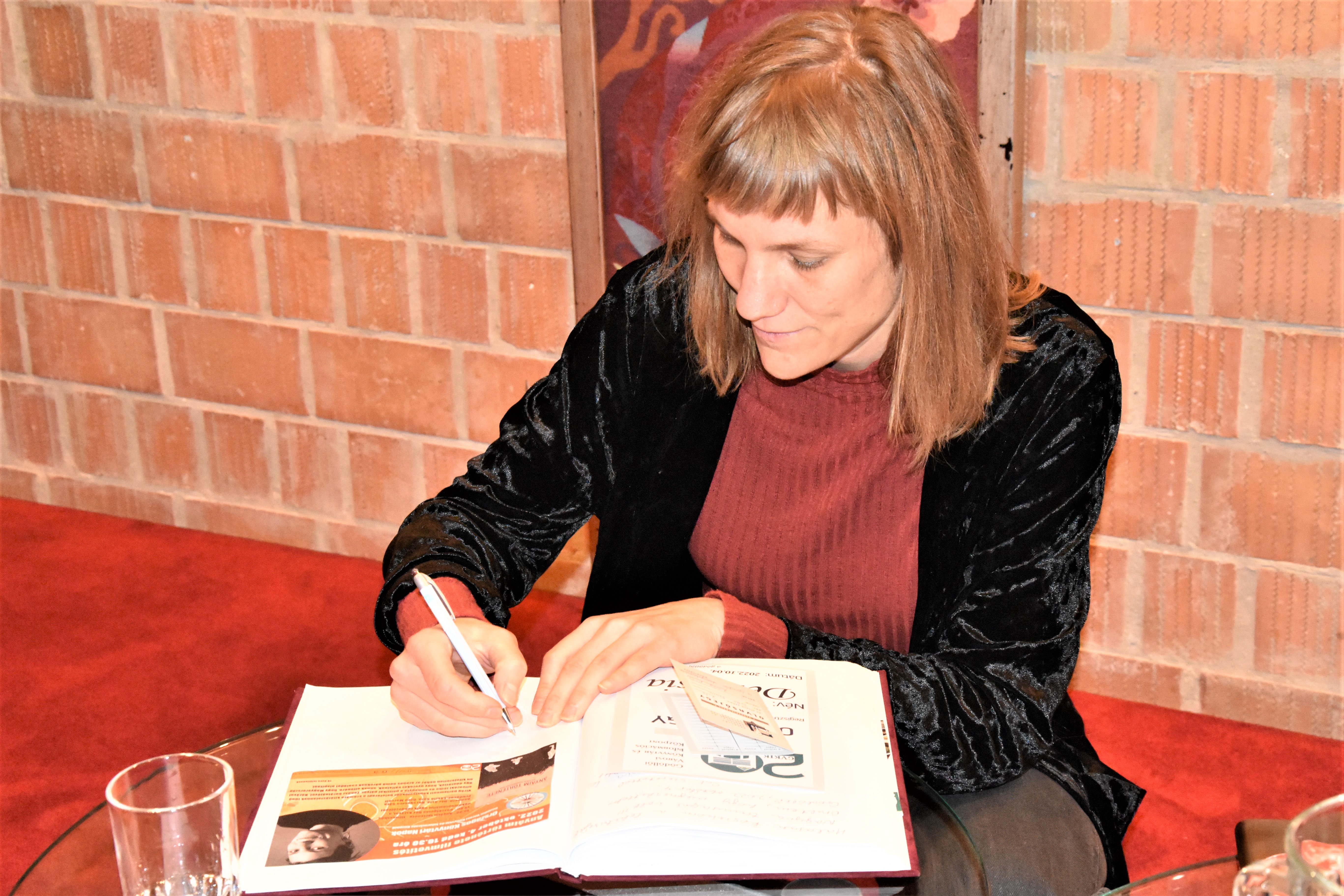 Anyáim története filmvetítés és beszélgetés