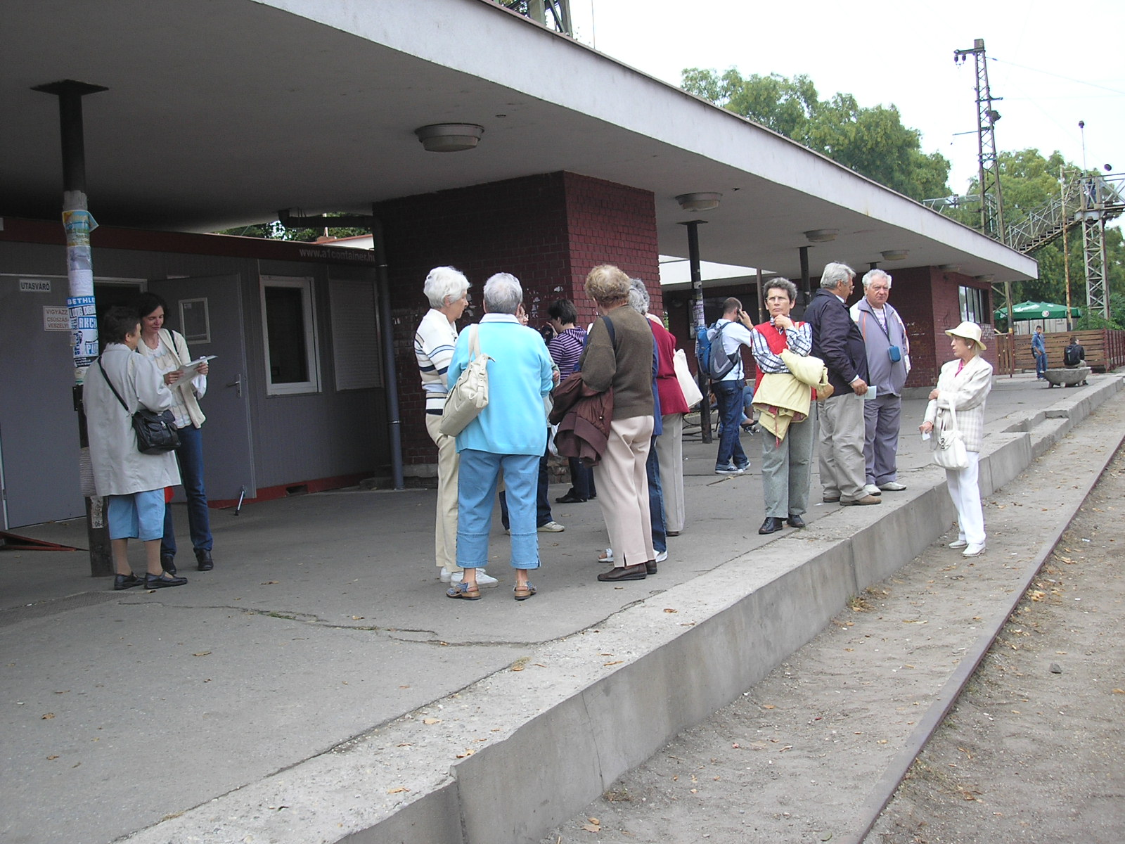Vonatra várva a gödöllői állomáson.