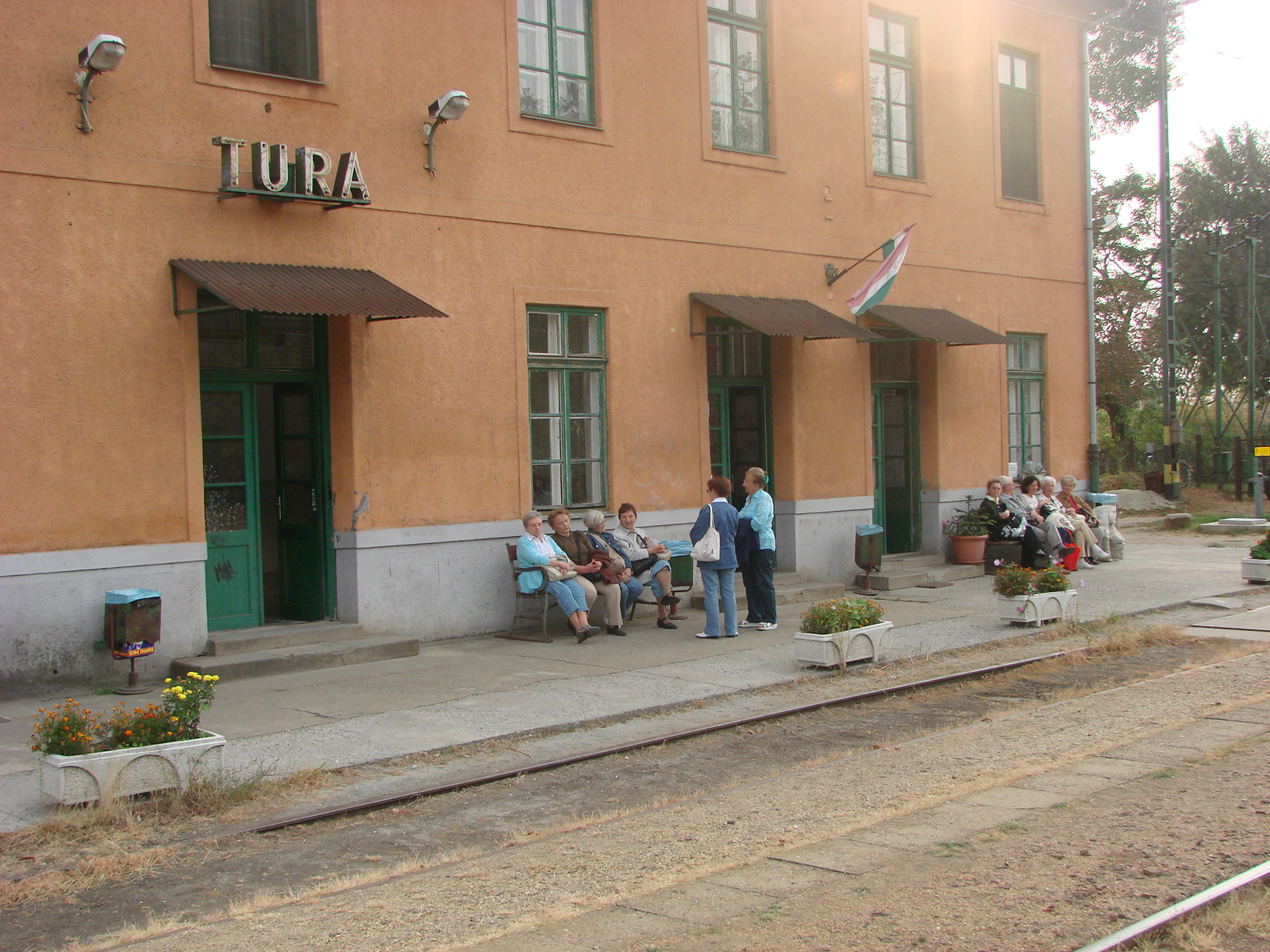 Vonatra várva Turán.