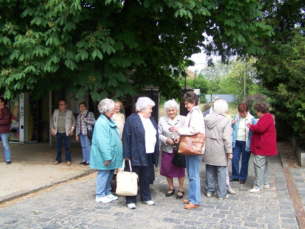 Az arborétum bejáratánál 