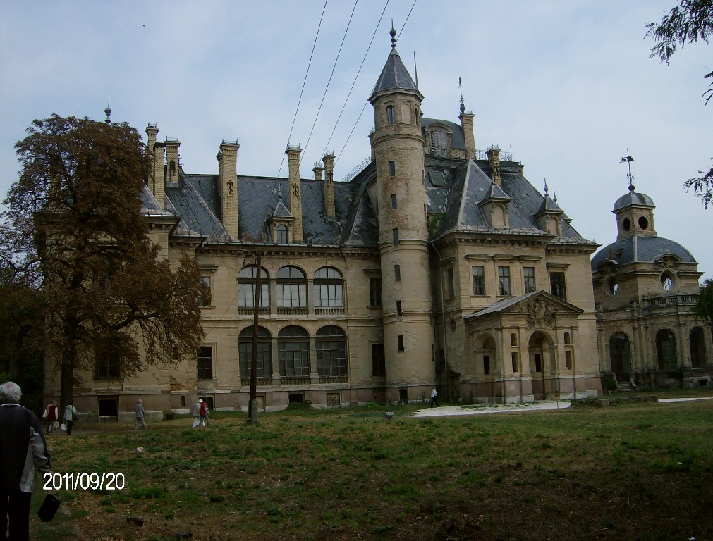 A Kastély homlokzata.