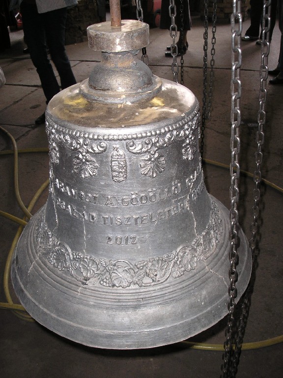 Gödöllői Szentháromság templom számára öntött harang