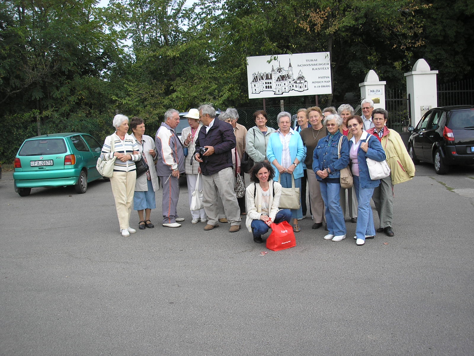 Csoportkép a Kastély bejárata előtt.