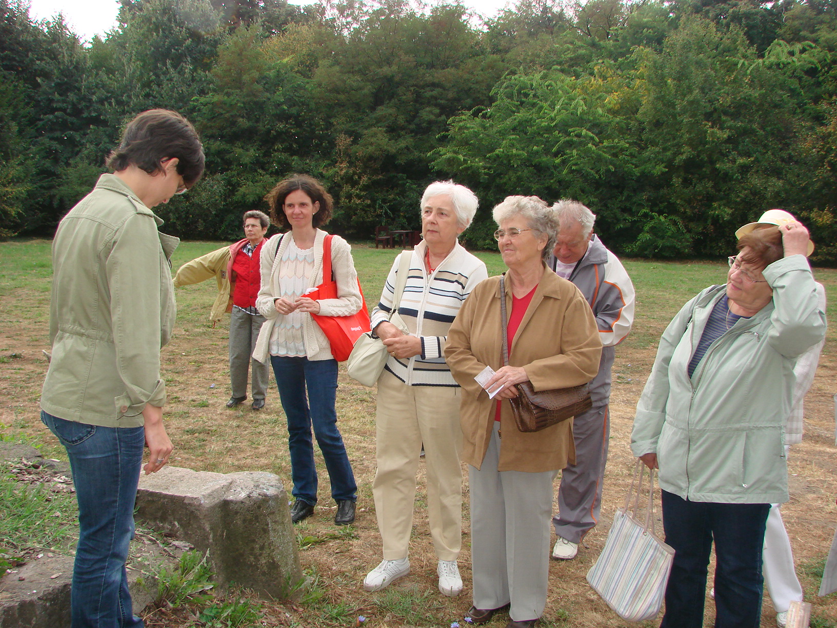 Idegenvezetőnkkel a Kastélyparkban.